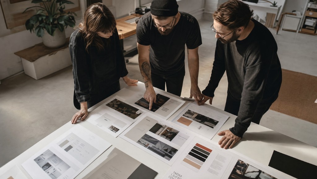 Prozessautomatisierung und Workflow-Planung am Glasboard.