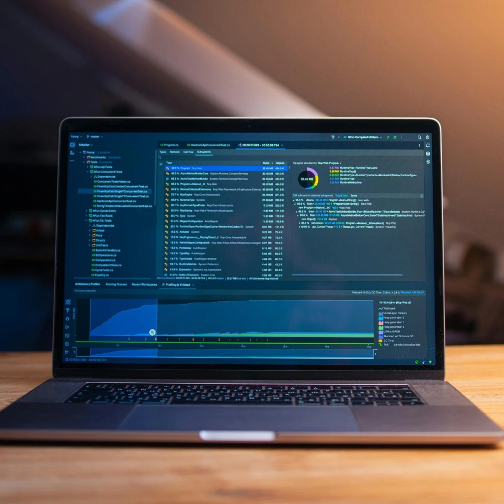 Entwickler beim Optimieren von Code auf einem modernen Laptop.