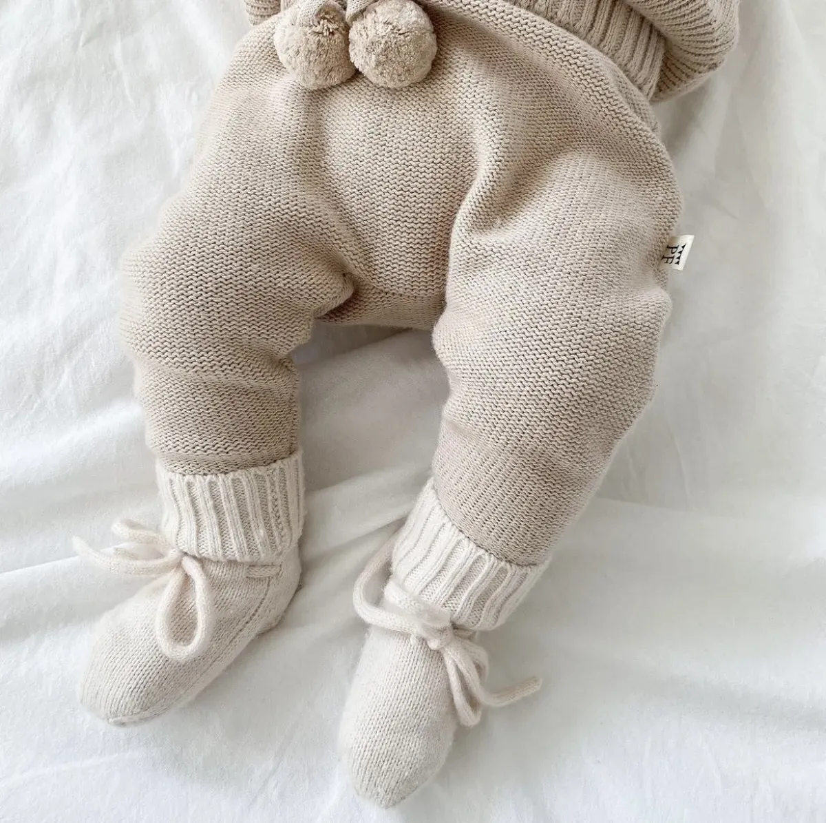 Baby im Strick-Outfit von Blätterschming.