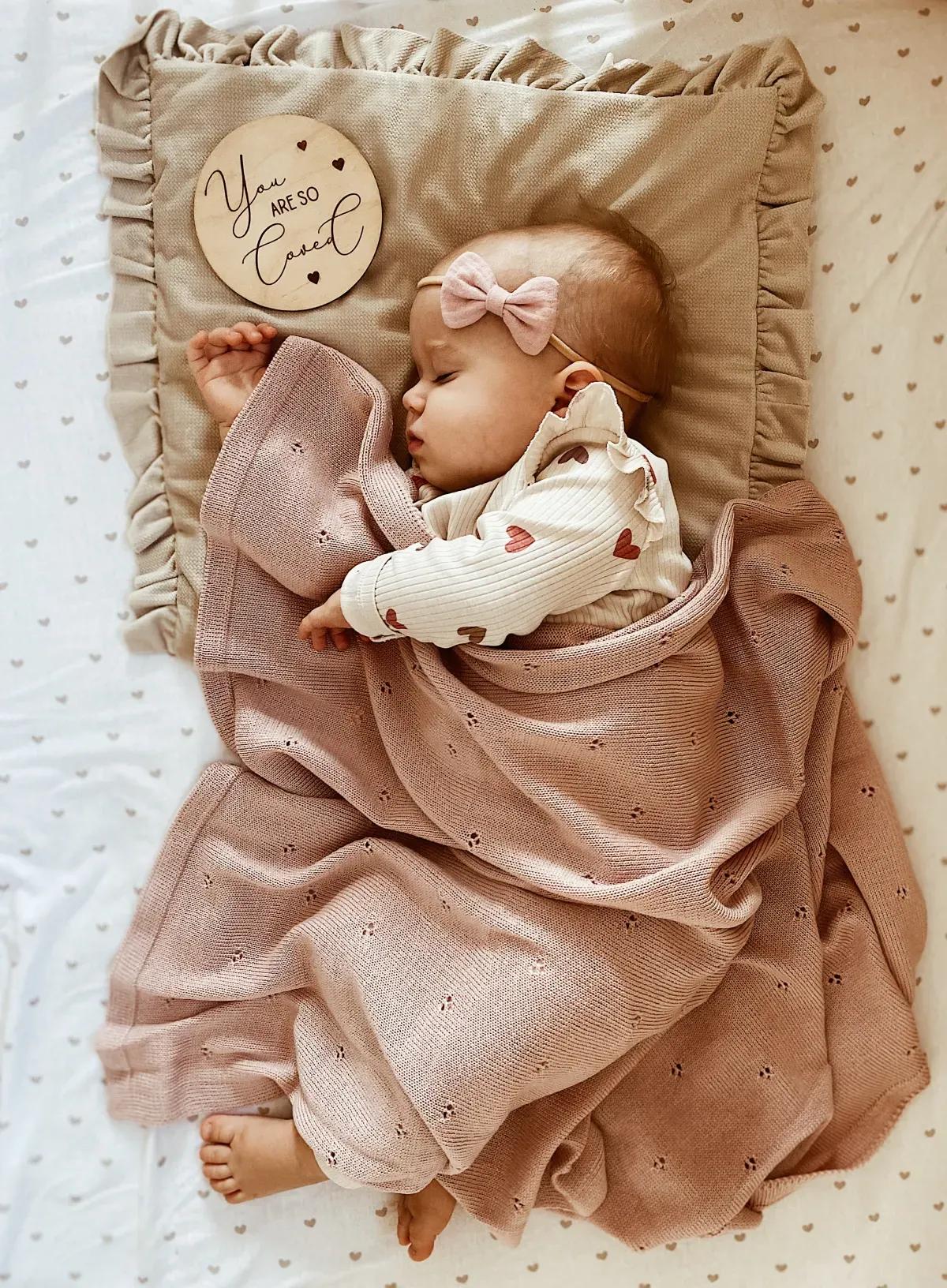 Schlafendes Baby unter einer Strickdecke von Blätterschming.