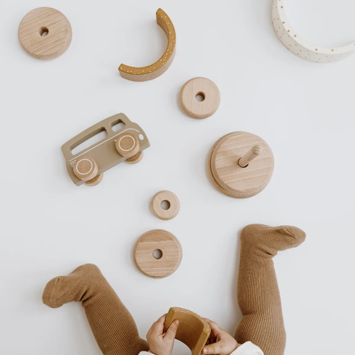 Holzspielzeug-Flatlay aus der Markenwelt von Blätterschming.