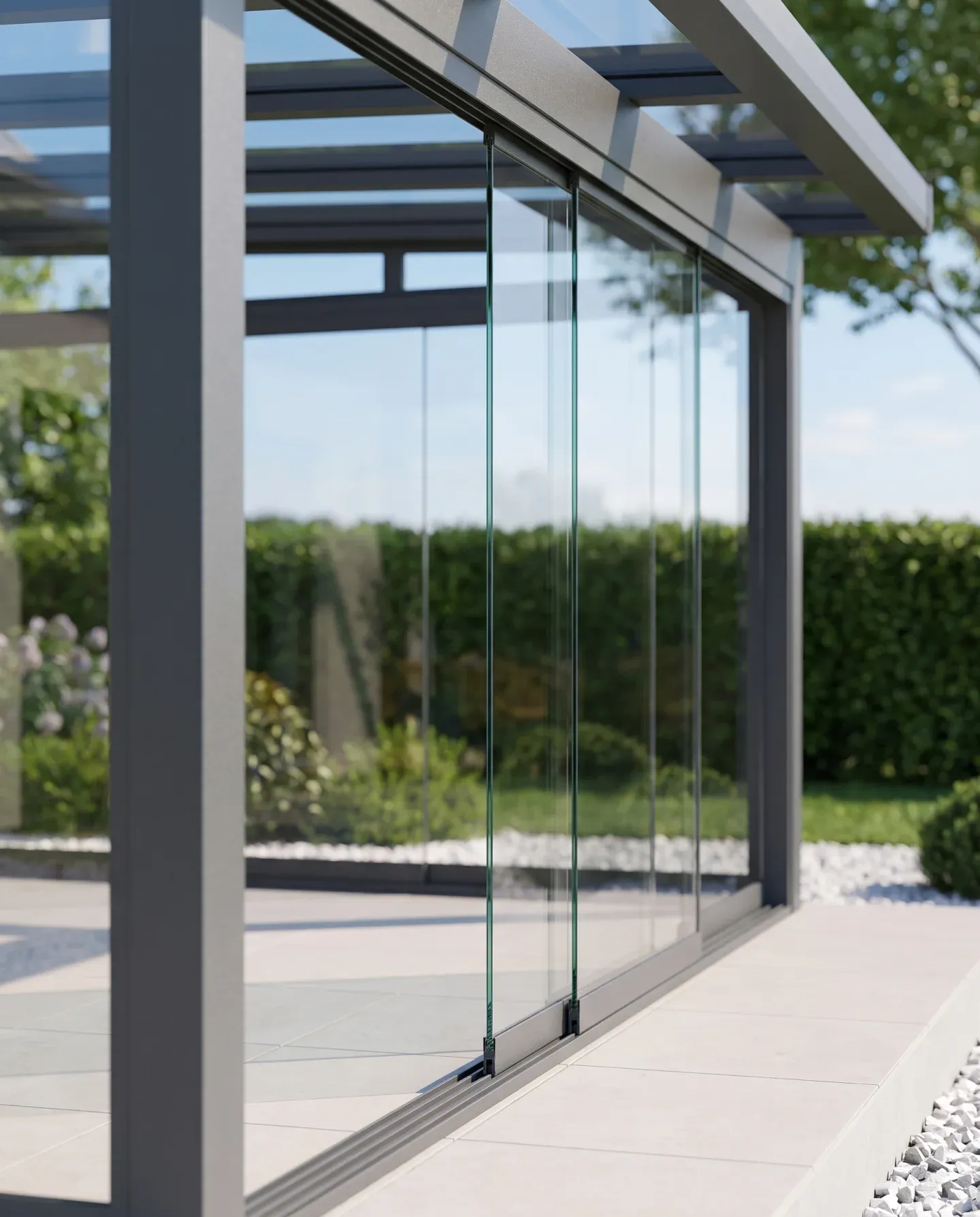 Glas-Schiebewände in der Bodenschiene einer Terrassenüberdachung.