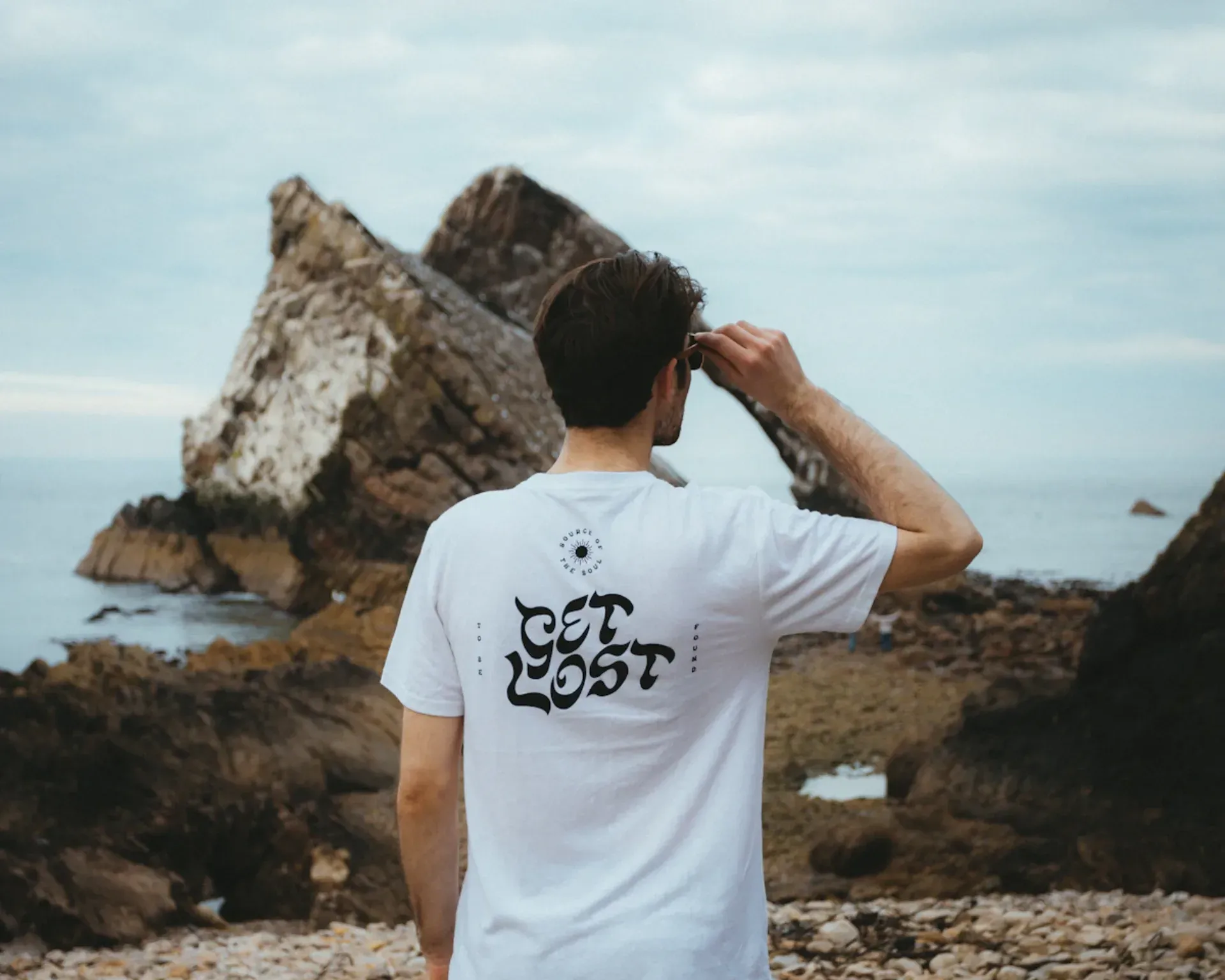 Bedrucktes T-Shirt im Einsatz an der Küste.