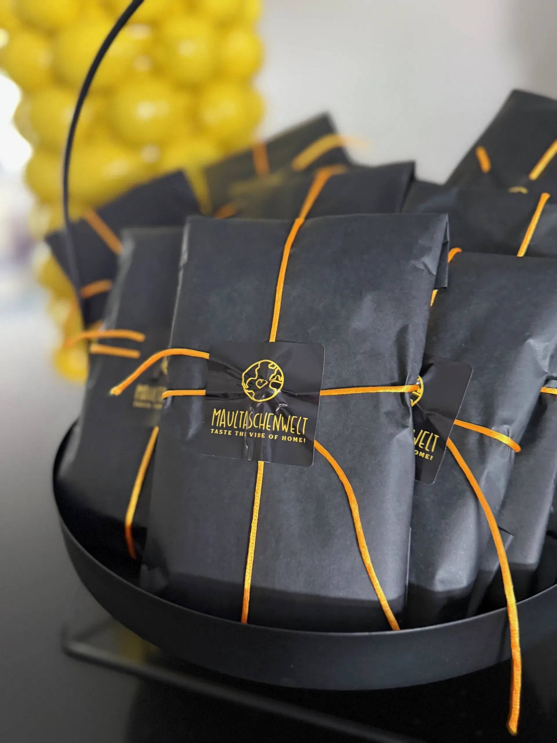 In schwarzem Papier mit goldenem Markensiegel verpackte Spezialitäten der Maultaschenwelt.
