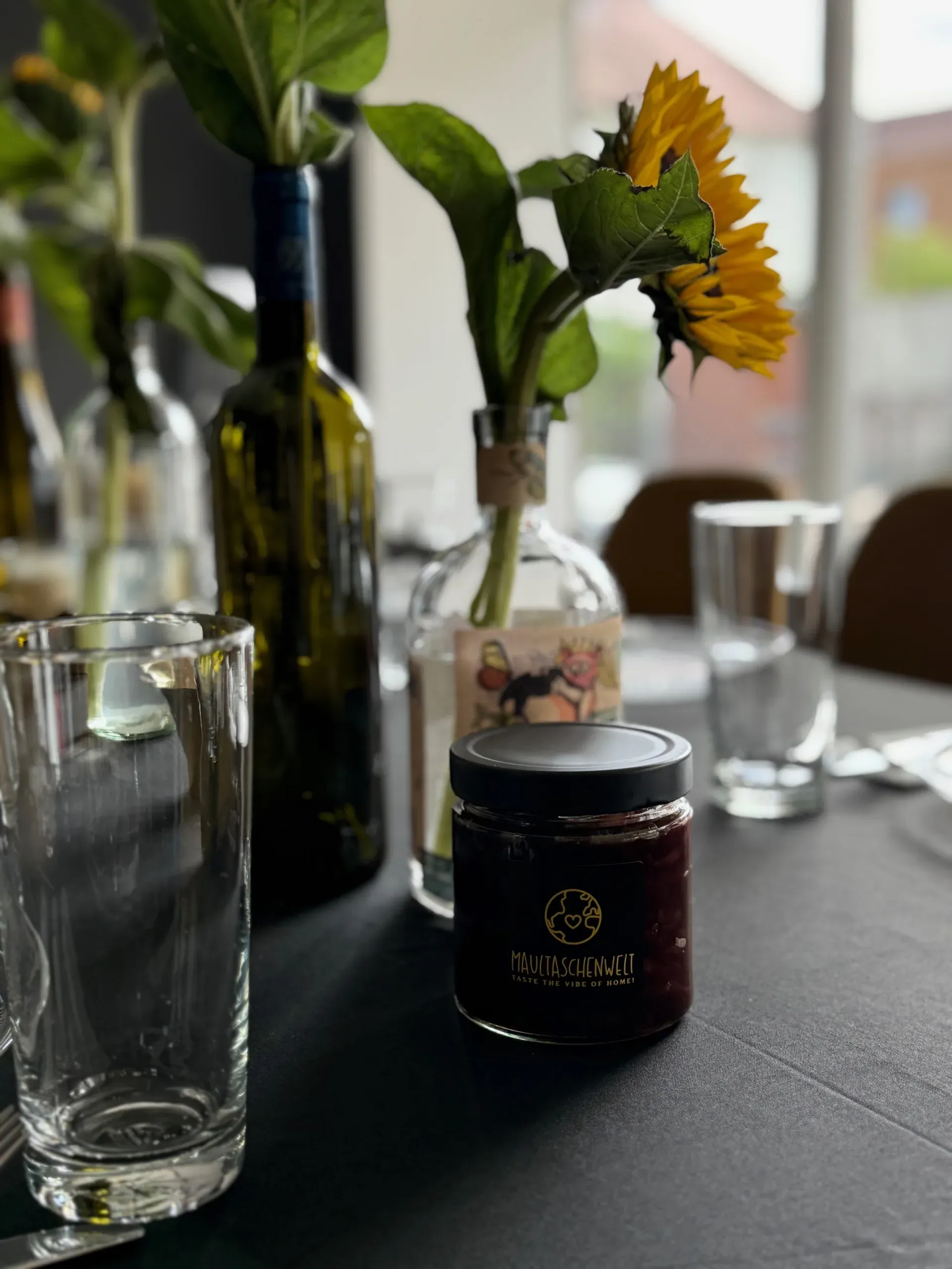 Glas einer hausgemachten Spezialität der Maultaschenwelt mit goldenem Markenetikett.