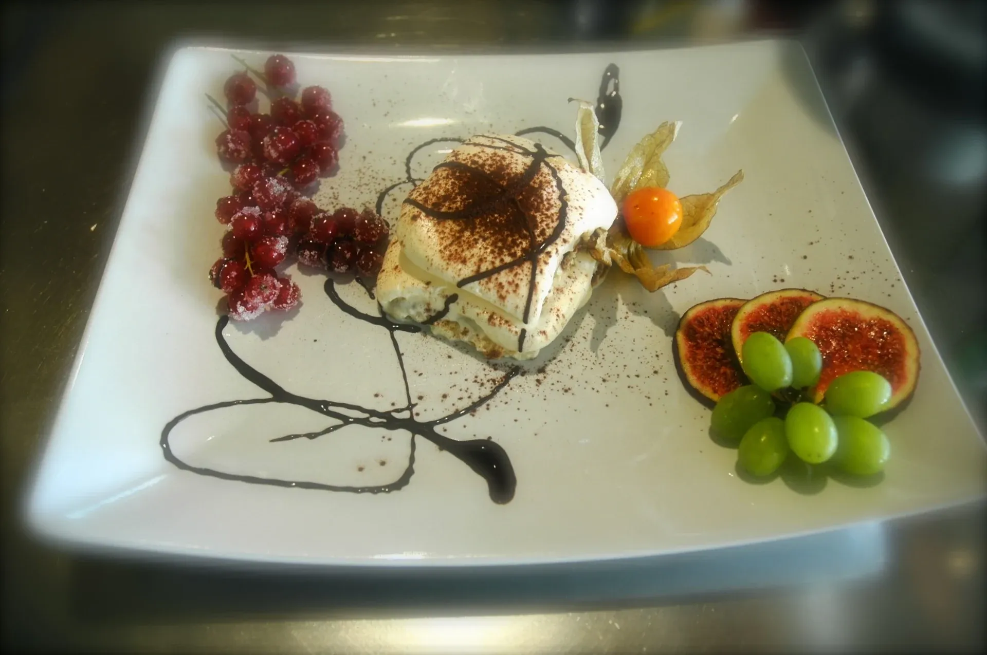 Angerichtetes Dessert der Pizzeria zur Sonne.