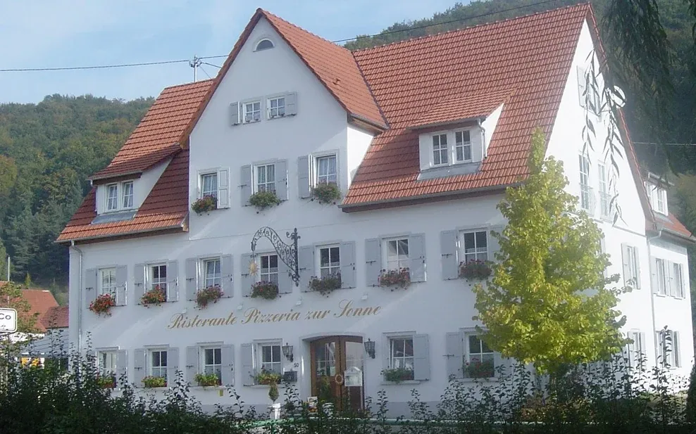 Außenansicht des Ristorante Pizzeria zur Sonne.