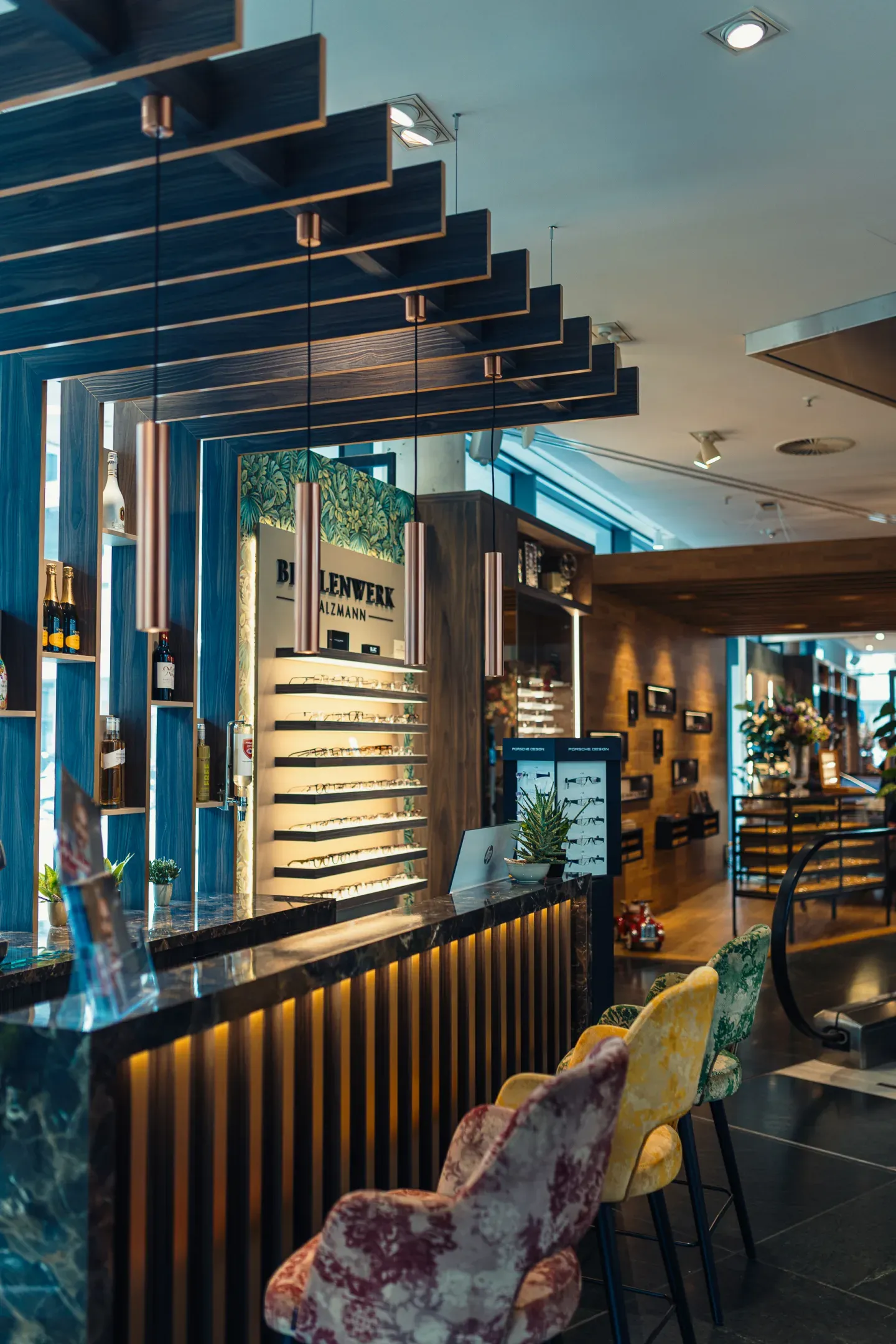 Bar und Brillenwand im Brillenwerk von Salzmann Optik.