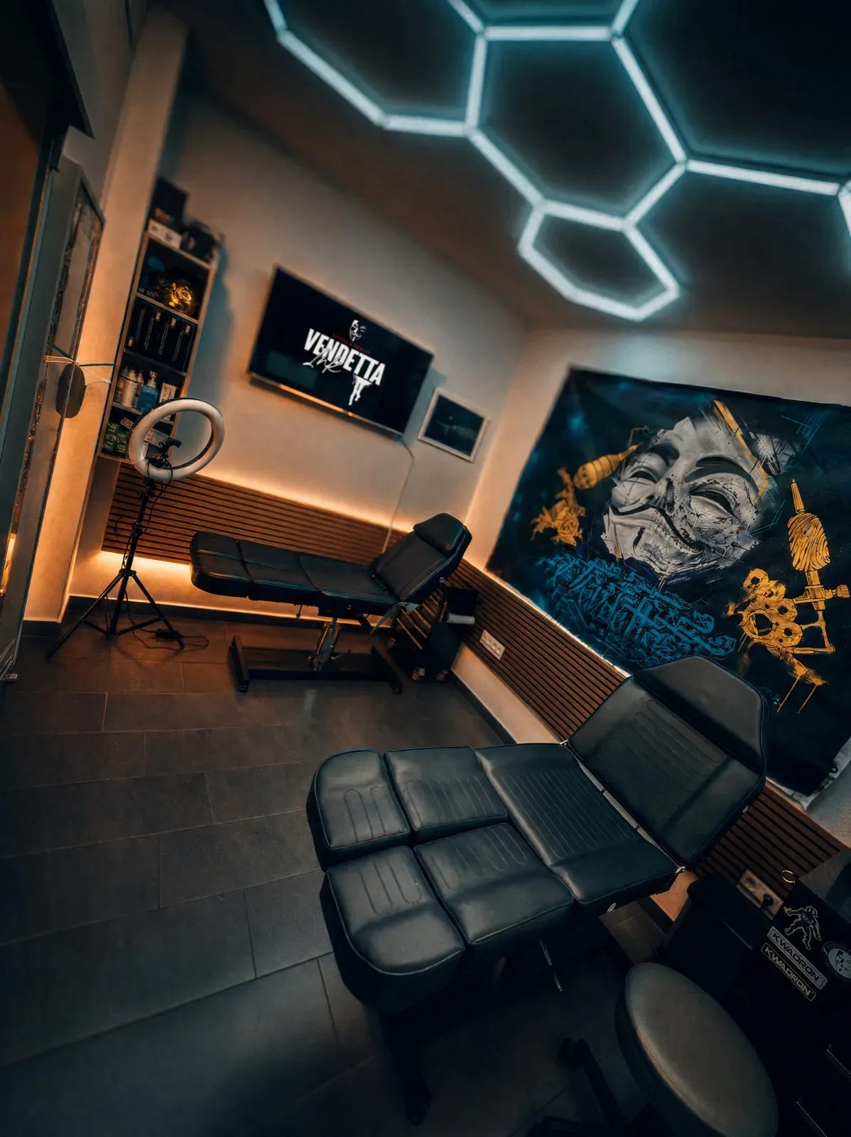 Studio von Vendetta Ink mit Hexagon-Beleuchtung und Logo auf dem Screen.