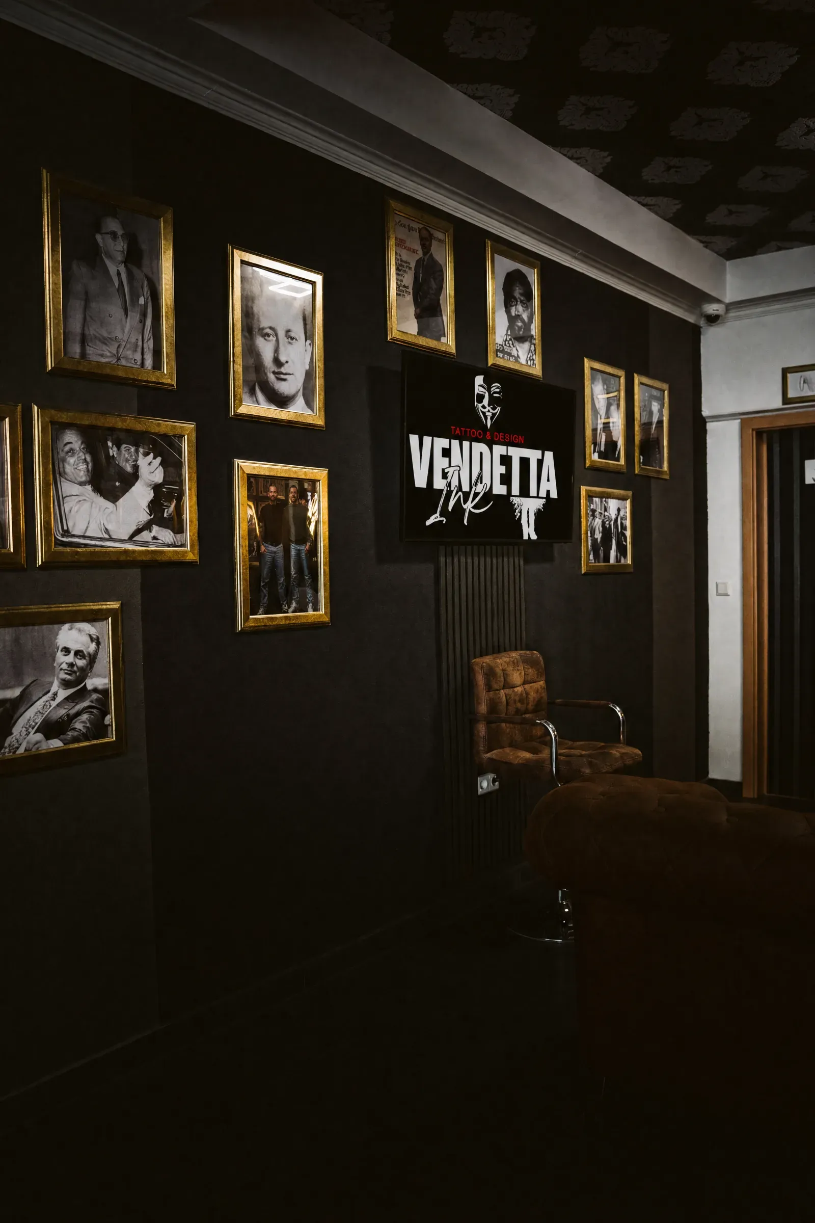 Bilderwand im Wartebereich von Vendetta Ink.
