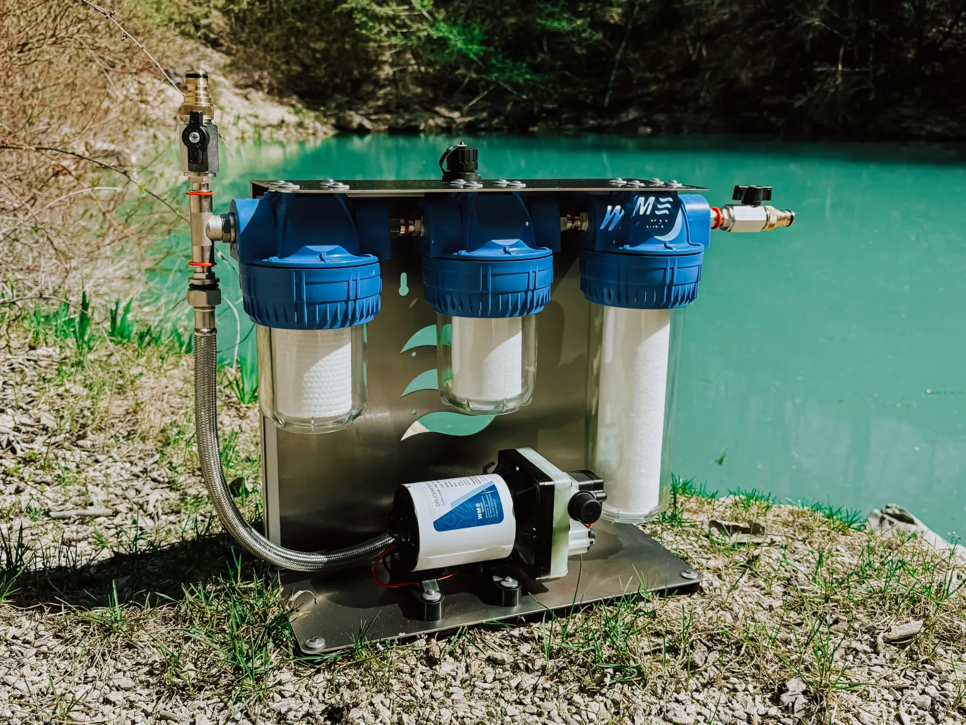 Wasserfilter von WM Aquatec in der Hand.