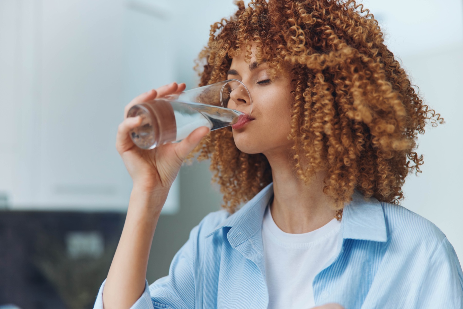Frau trinkt sauberes Wasser, Bildwelt von WM Aquatec.